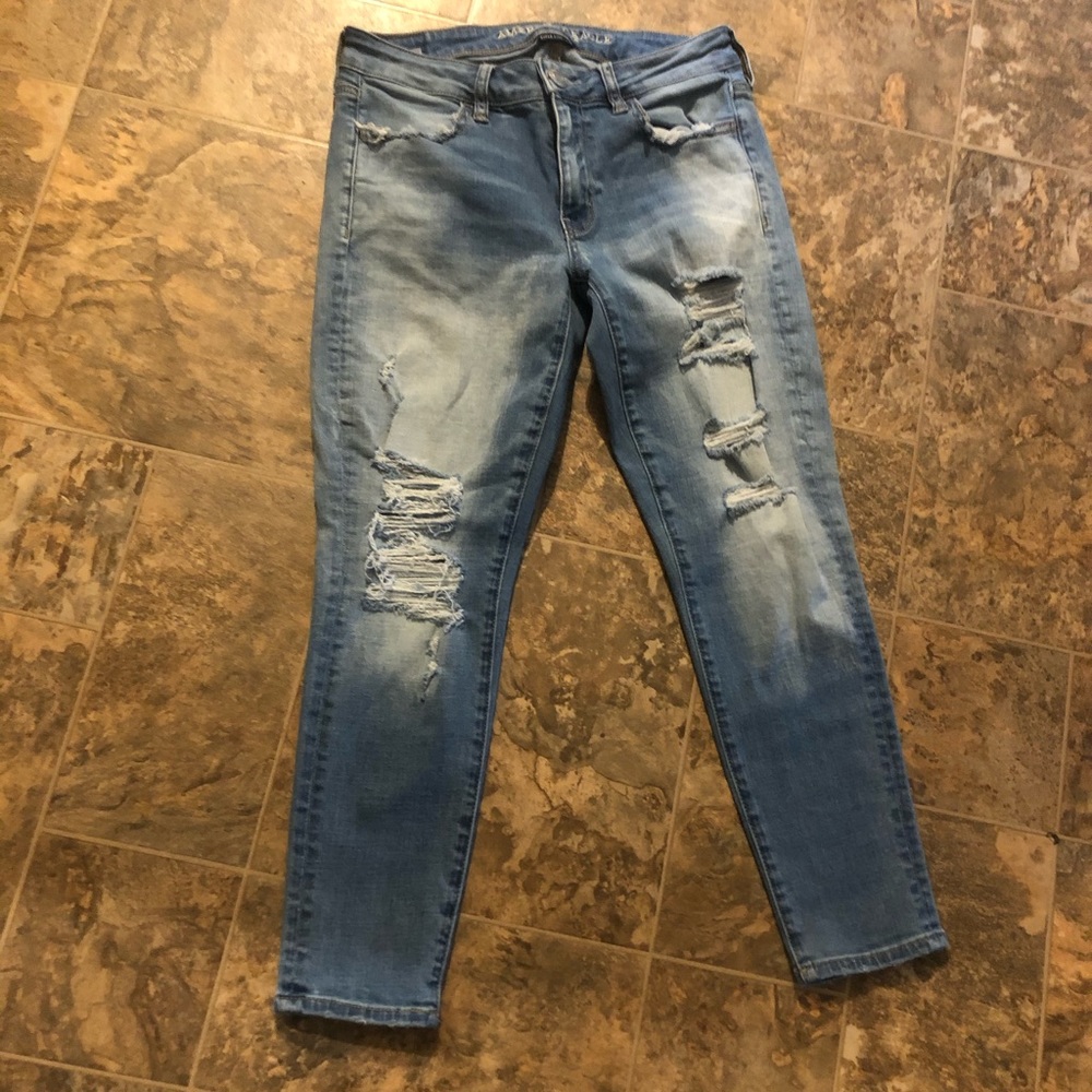 American Eagle size 6 short distressed jeans